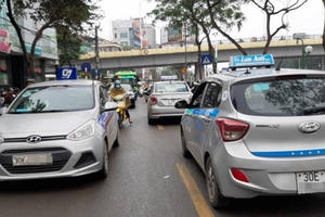 Hà Nội huy động hàng trăm xe taxi tham gia chống dịch