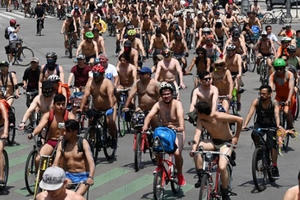 "1001 kiểu" khỏa thân vì môi trường trên thế giới