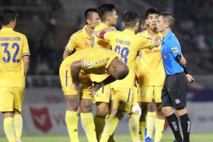 GĐKT Văn Sỹ: Trưởng ban trọng tài Dương Văn Hiền còn liêm sỉ nên nghỉ