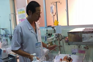 Phẫu thuật khối bướu nặng 3,1kg cho bé sơ sinh mới 1 ngày tuổi