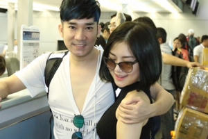 Quang Hà và Hương Tràm nắm tay nhau không rời tại sân bay