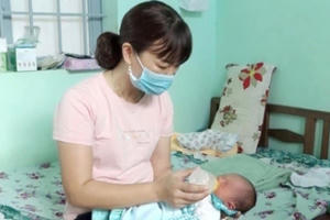 Tìm người thân cho bé trai sơ sinh bị bỏ rơi ở nghĩa trang Tìm người thân cho bé trai sơ sinh bị bỏ rơi ở nghĩa trang