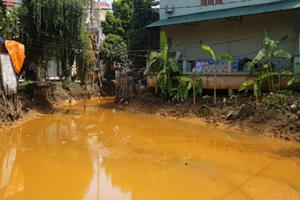 Tin nóng 247: Kênh Ba La bị nhuộm vàng vì xả thải