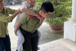 Hoạt động “ba cùng” phục vụ kích hoạt Định danh điện tử và cài đặt ứng dụng VNeID