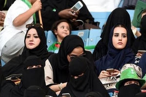 Ả rập Xê-út lần đầu cho phụ nữ xem bóng đá