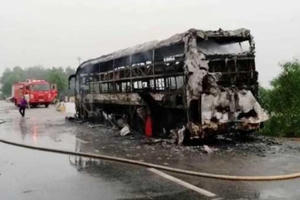 Đang lưu thông, xe khách giường nằm bất ngờ bị cháy trơ khung