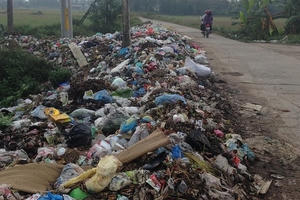 Hà Nội: Bãi rác khủng chặn đường giao thông liên xã Hà Nội: Bãi rác khủng chặn đường giao thông liên xã