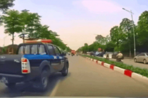 Xác minh ô tô biển xanh liên tục 'tạt đầu', chửi bới tài xế xe khác trên đường