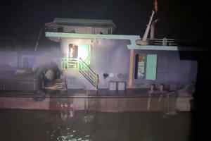 Tạm giữ người và phương tiện của nhóm "cát tặc" trên sông Hồng