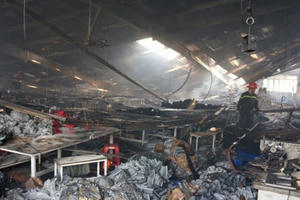 Cháy lớn lúc sáng sớm, hàng nghìn m2 xưởng may bị thiêu rụi