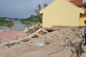 Bờ kè tiền tỷ vừa thi công xong đã sạt lở ở Vĩnh Phúc
