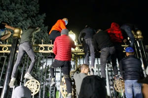 Người biểu tình Kyrgyzstan chiếm trụ sở chính quyền, đốt phá "Nhà Trắng"