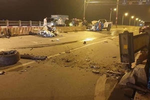 Xe bán tải tông vào dải phân cách trên cầu Vĩnh Tuy khiến 1 người tử vong