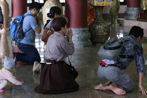 Chùa Linh Ứng cho khách mượn váy tránh phản cảm