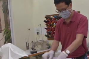 Làm hàng ngàn tai giả "giải cứu" y bác sĩ đeo khẩu trang nhiều giờ