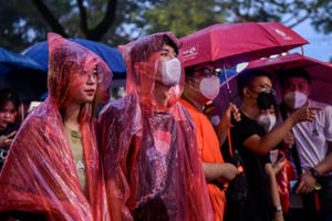 Khán giả “đội mưa” cổ vũ đội bóng đá U23 Việt Nam