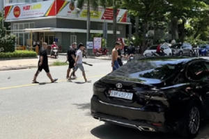 Tài xế bị nhóm đối tượng xịt hơi cay, chém trọng thương Tài xế bị nhóm đối tượng xịt hơi cay, chém trọng thương