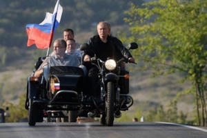 Tổng thống Nga Putin 'cưỡi' mô tô chở quan chức tại Crimea