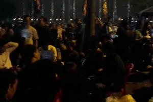 Clip "biển người" hướng về đền Trần chờ giờ Khai ấn