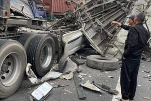 Hải Dương: Hiện trường vụ ngổn ngang của vụ tai nạn liên hoàn 4 xe đầu kéo và 1 xe tải