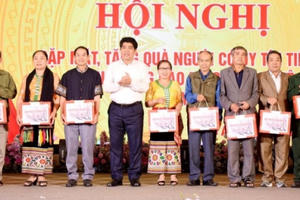 Gặp mặt, tặng quà 250 người có uy tín tiêu biểu trong đồng bào dân tộc thiểu số tỉnh Nghệ An
