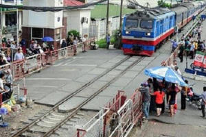 Hà Nội tổng rà soát, xử lý dứt điểm lối đi tự mở qua đường sắt Hà Nội tổng rà soát, xử lý dứt điểm lối đi tự mở qua đường sắt