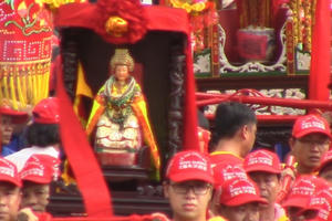 Phát nhang, nón, khăn lạnh...miễn phí tại Lễ hội chùa Bà Thiên Hậu