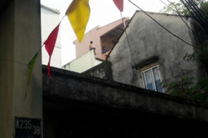 Vây bắt con nghiện tấn công công an, cầm dao cố thủ trên nóc nhà