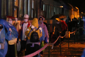 Chuyến tàu đặc biệt chở 814 công dân Hà Tĩnh về đến quê nhà