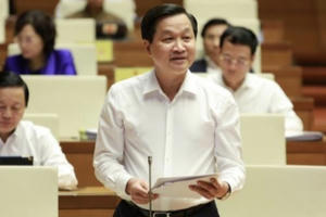 Khẩn trương đề xuất các giải pháp để bình ổn giá xăng dầu Khẩn trương đề xuất các giải pháp để bình ổn giá xăng dầu