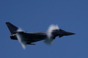 Phi công Tây Ban Nha "vô tình" bắn tên lửa khi đang diễn tập