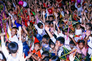 “Gánh” trăng rằm về với trẻ em nghèo vùng tái định cư “Gánh” trăng rằm về với trẻ em nghèo vùng tái định cư