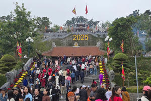 Dòng người nườm nượp du Xuân, chiêm bái tại ngôi đền nổi tiếng linh thiêng vùng Đất Mỏ
