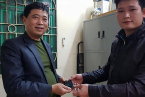 Thanh tra Sở GTVT Hà Nội tìm lại được tài sản của người dân bỏ quên trên xe taxi