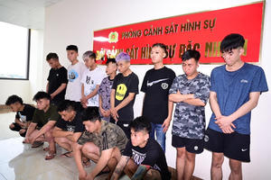 Bắt giữ nhóm đối tượng cầm dao, kiếm gặp ai "ngứa mắt" thì đuổi đánh