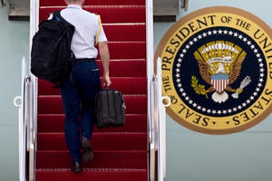 Vali hạt nhân luôn theo chân tổng thống Mỹ Vali hạt nhân luôn theo chân tổng thống Mỹ