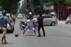 Hà Nội: Va chạm giao thông, tài xế lao vào đánh nhau như phim hành động