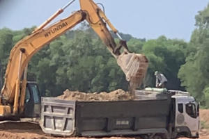 Bắt quả tang vụ khai thác khoáng sản quy mô lớn, thu giữ nhiều máy xúc, xe tải