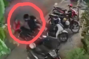 Video: Tên trộm xe máy nhận cái kết "sấp mặt" trước pha phản ứng cực gắt của người phụ nữ Video: Tên trộm xe máy nhận cái kết "sấp mặt" trước pha phản ứng cực gắt của người phụ nữ