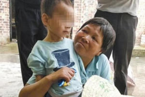 Cậu bé 3 tuổi may mắn sống sót bên thi thể ông nội suốt 5 ngày