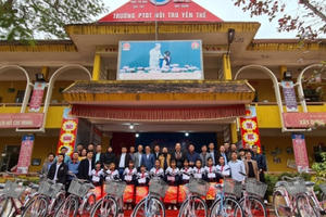 CLB Báo chí Bắc Giang tại Hà Nội tặng 100 suất quà tới Trường PTDT Nội trú Yên Thế