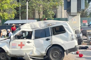 Video: Cận cảnh xe biển xanh đang lưu thông bất ngờ mất lái đâm trực diện vào tủ điện, tài xế tử vong