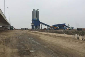 Dựng trạm trộn bê tông uy hiếp cầu vượt biển, DN kêu không biết Dựng trạm trộn bê tông uy hiếp cầu vượt biển, DN kêu không biết