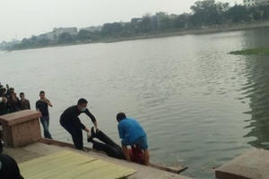 Hà Nội: Phát hiện thi thể nam giới đang phân hủy trên hồ Linh Đàm