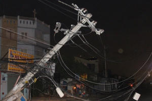 Nghi vấn xe container kéo đổ cột điện làm mất điện kéo dài