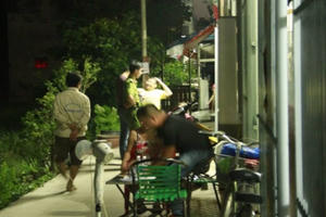 TP HCM: Đang ngồi nhậu trong nhà, nam thanh niên bị đối tượng lạ mặt rút súng nã đạn vào người