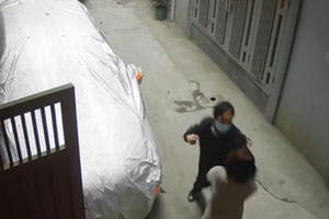 Khiển trách Phó Vụ trưởng Vụ Kế hoạch - Tài chính do "vung tay" vào mặt hàng xóm Khiển trách Phó Vụ trưởng Vụ Kế hoạch - Tài chính do "vung tay" vào mặt hàng xóm