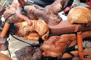 "Chiêm ngưỡng" chiếc xe máy gỗ có "1 - 0 - 2" ở xứ Nghệ