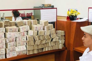 Mang 100.000 tờ tiền lẻ xếp kín 3 thùng đi gửi tiết kiệm có phải chơi ngông?