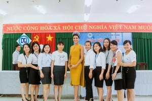 Hoa hậu H'hen Niê trở thành đại sứ giáo dục, trao học bổng 100 triệu cho sinh viên